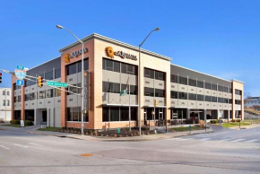 La Quinta Inn & Suites by Wyndham Indianapolis Downtown, Indianapolis